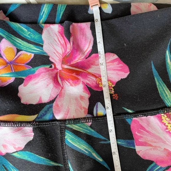 Old Navy Active Fitted High Waisted Hibiscus Pattern Shorts 2.5” Hem, Small - Picture 3 of 6